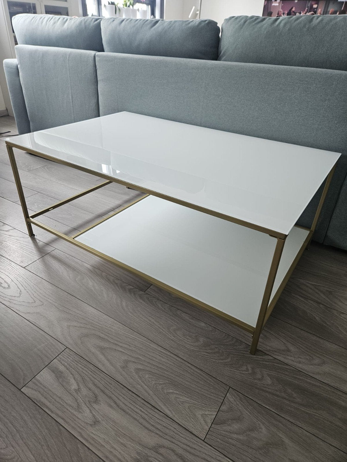 Moderne salontafel met glazen blad en gouden frame, Huis en Inrichting, Tafels | Salontafels, Zo goed als nieuw, 50 tot 100 cm