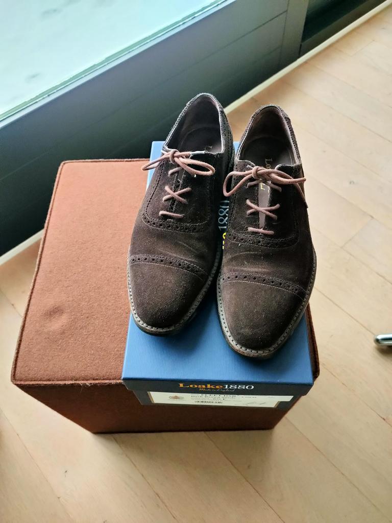 Te koop i.z.g.s. donkerbruine suède herenschoenen Loake M40, Kleding | Heren, Schoenen, Bruin, Ophalen of Verzenden, Zo goed als nieuw