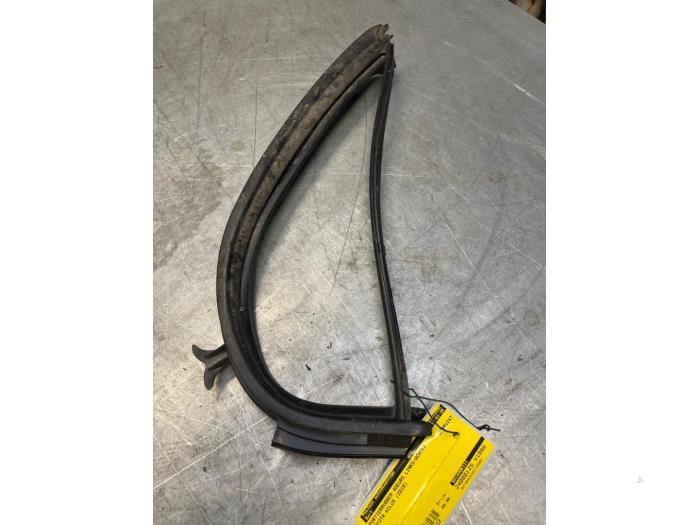 Portierrubber 4Deurs links-achter van een Toyota Hilux, Gebruikt, -, -, Ophalen of Verzenden
