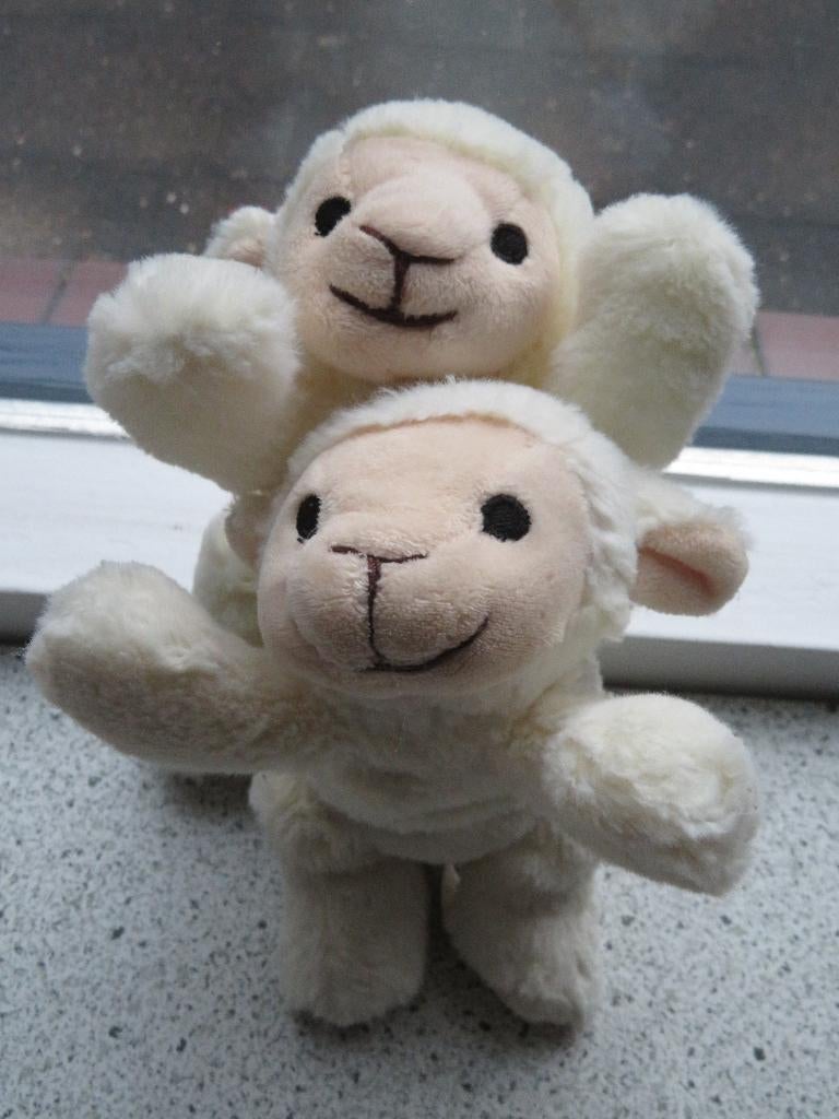 Schaapje schaap merk PIA liggend meet ca 19 cm, Ophalen of Verzenden, Zo goed als nieuw, Overige typen