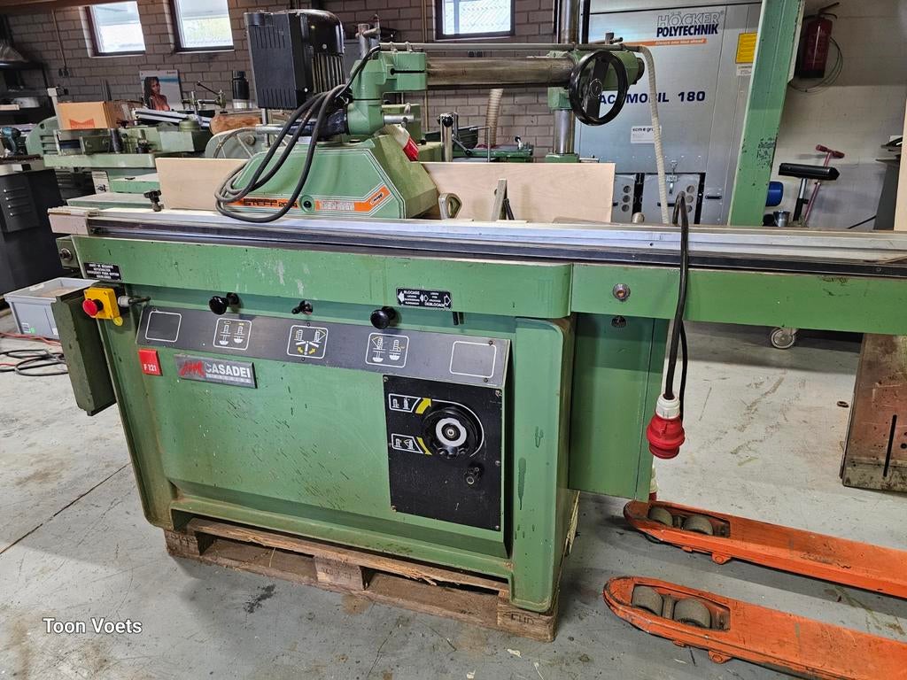 Freesmachine Casadei met pennentafel en Schuininstelbaar, Doe-het-zelf en Verbouw, Gereedschap | Freesmachines, Ophalen, Gebruikt