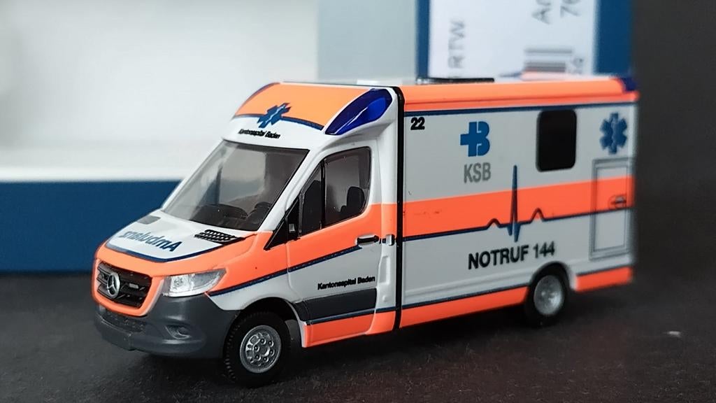 Mercedes Benz Sprinter Ambulance Zwitserland 1:87 Rietze Pol, Rietze, Ophalen of Verzenden, Bus of Vrachtwagen, Germany