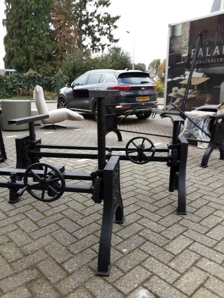 hupe industrieel onderstel, Huis en Inrichting, Tafels | Eettafels, Ophalen of Verzenden
