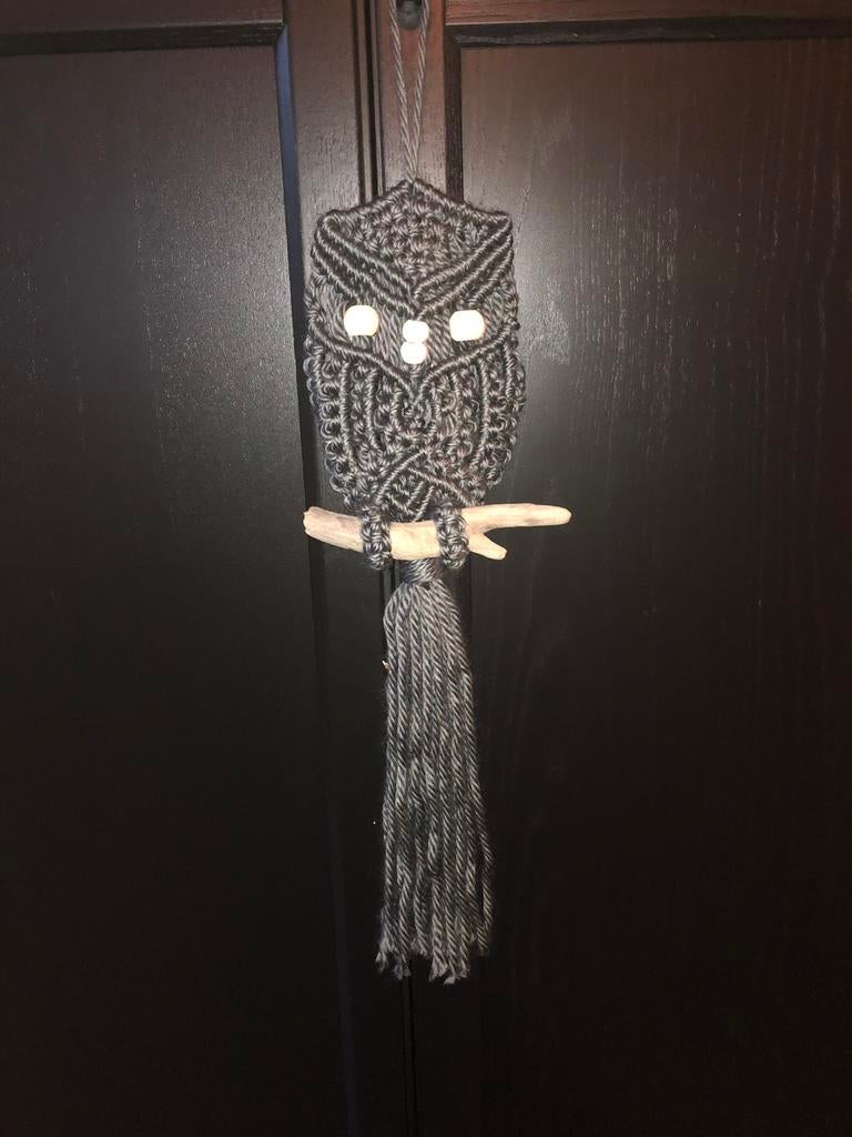 Macramé uiltje op drijfhout, Huis en Inrichting, Woonaccessoires | Wanddecoraties, Ophalen of Verzenden, Nieuw