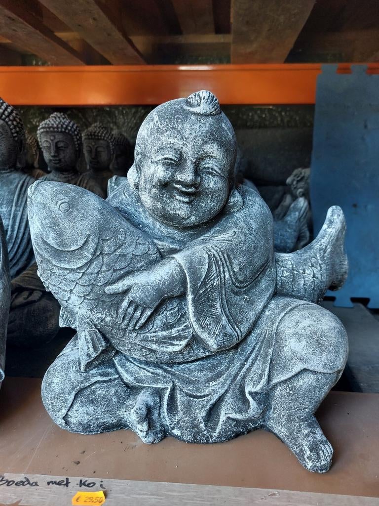 Lachende Boeddha met Koi Karper Tuinbeeld, Tuin en Terras, Tuinbeelden, Ophalen of Verzenden, Zo goed als nieuw, Beton, Boeddhabeeld