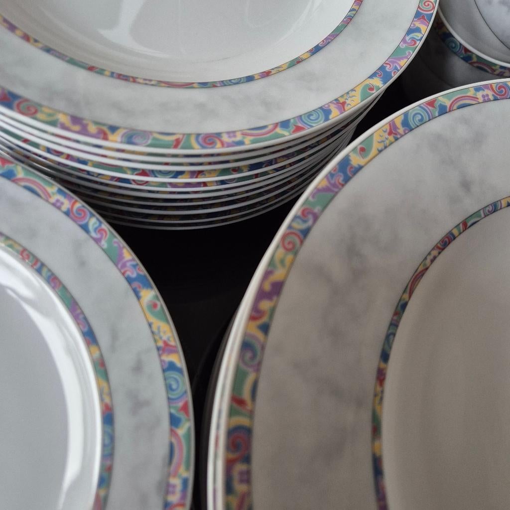 10 pers. servies met vrolijke kleurrijke decorrand v pasen, Ophalen, Zo goed als nieuw