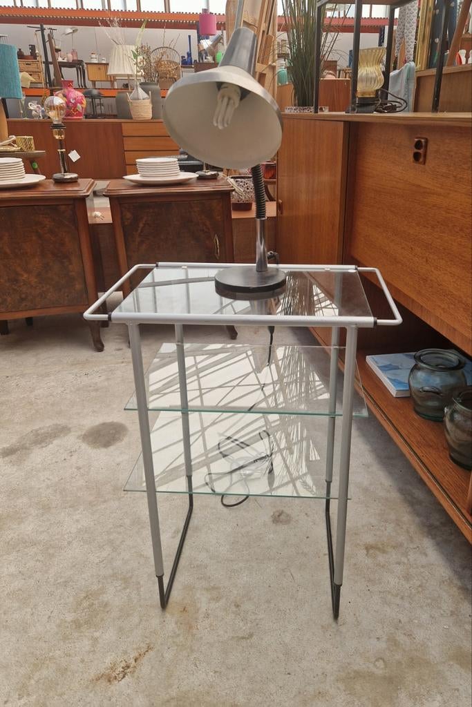 Vintage ijzeren tafeltje met drie glazen plaatjes, 50cm, Huis en Inrichting, Tafels | Bijzettafels, Gebruikt, ., 55 tot 75 cm