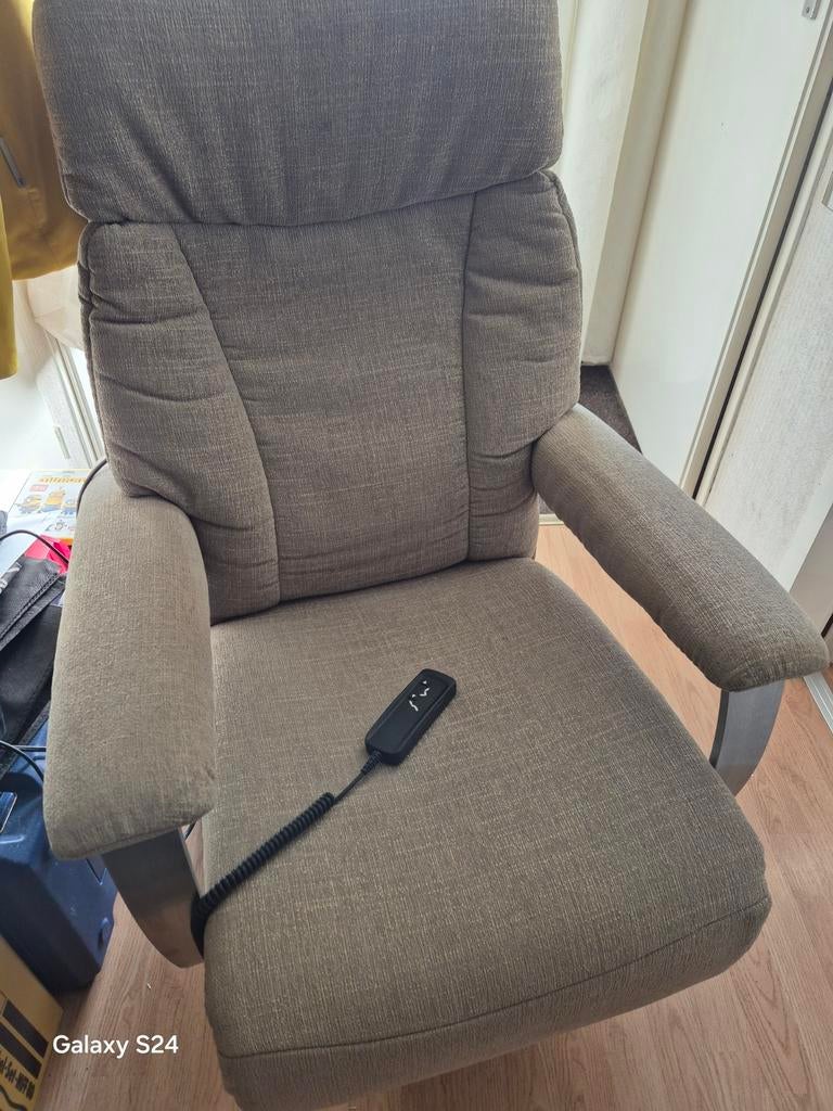 Himolla Easyswing. Bjr 2025 relax + sta op stoel draaibaar, Ophalen of Verzenden, Zo goed als nieuw, 50 tot 75 cm