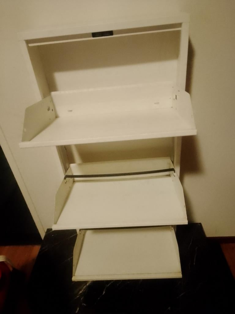 Schoenenkast van wit metaal 34cm breed 72cm hoog 14cm diep, Ophalen