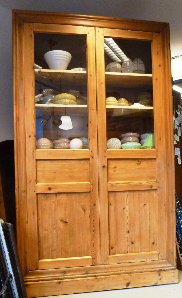 Grote antieke strakke grenen vitrine kast met paneeldeuren ., Ophalen