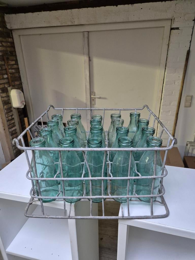 Oude flessen in krat, Antiek en Kunst, Curiosa en Brocante, Ophalen