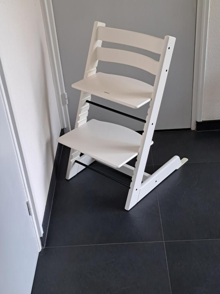 Stokke Tripp Trapp kinderstoel NIEUW MODEL in satin wit, Kinderen en Baby's, Kinderstoelen, Ophalen, Zo goed als nieuw, Meegroeistoel