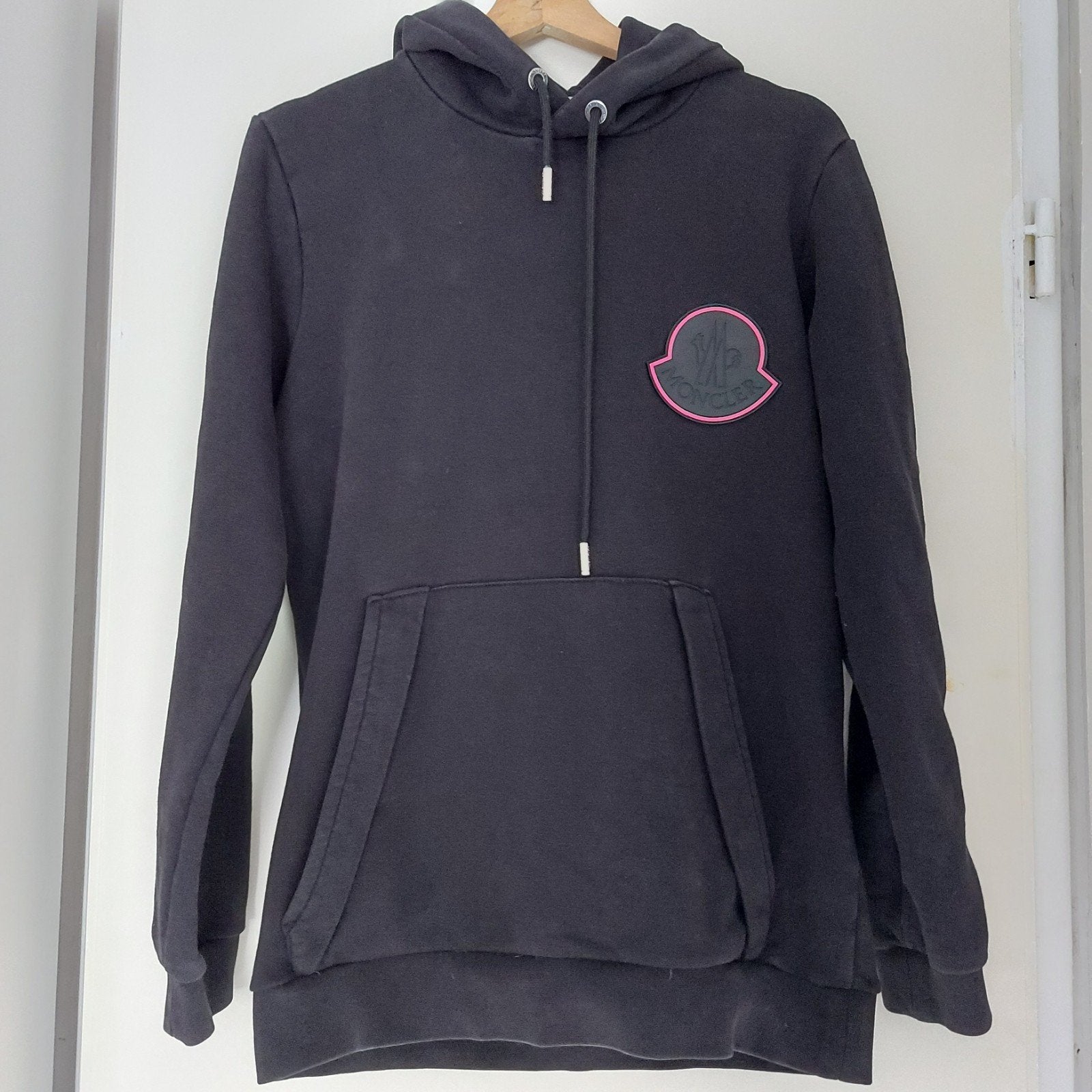 Moncler hoodie met logo en tekst op de mouw maat M, Ophalen of Verzenden, Gedragen, Zwart