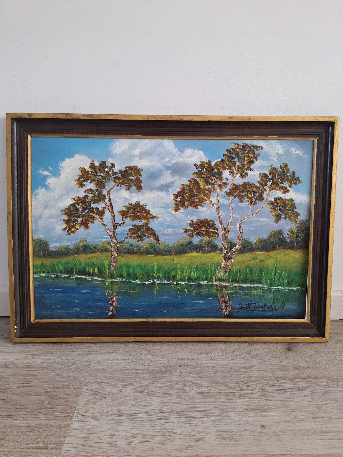Schilderij: Bomen aan het water, gesigneerd J. Veenstra '98, Doek, Realistisch, Ophalen of Verzenden, Gedateerd