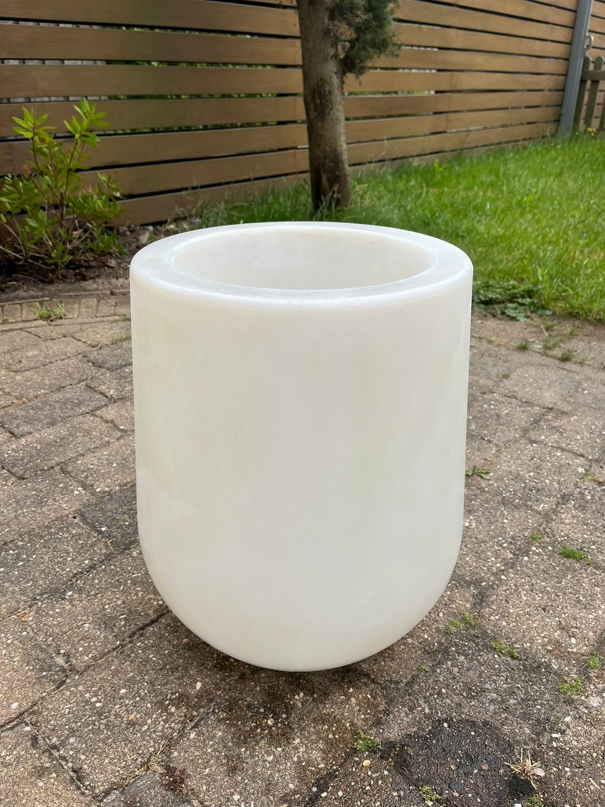 Jysk Ekoxe verlichte plantenpot D38-H44 cm, Kunststof, Rond, Zo goed als nieuw, Balkon