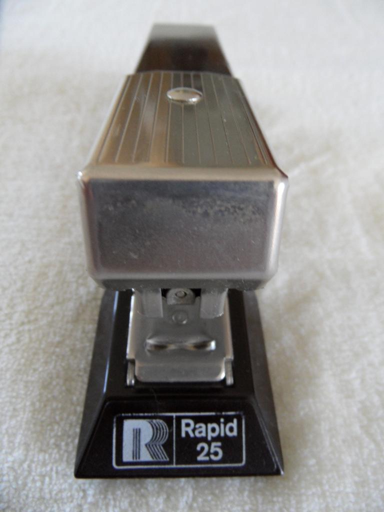 Rapid 25 nietmachine - bruin metaal - retro - vintage, Diversen, Ophalen of Verzenden, Zo goed als nieuw