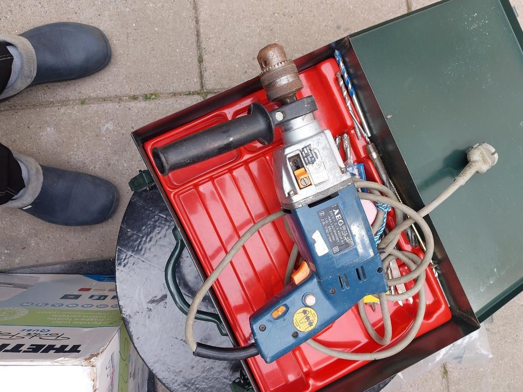 AEG Boormachine met koffer en boren - Gebruikt, Ophalen of Verzenden, Gebruikt, 400 tot 600 watt, Boormachine