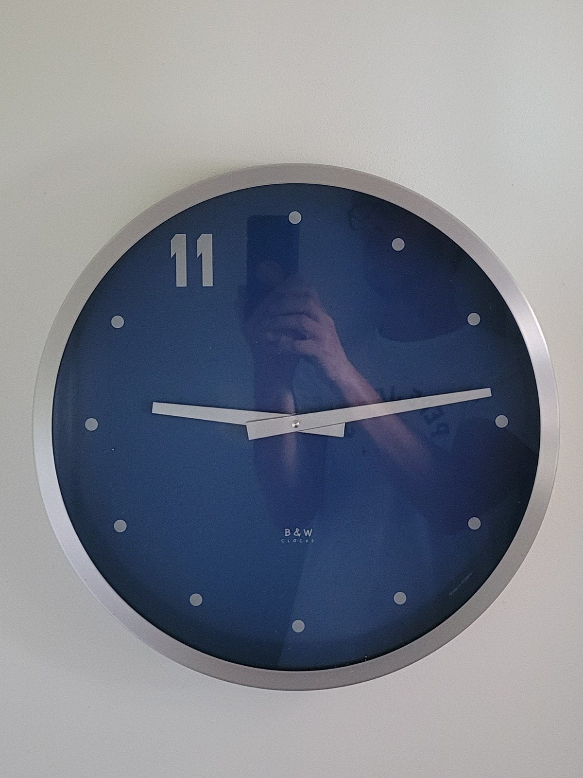 Moderne wandklok B&W Clocks - Blauw/Aluminium, Huis en Inrichting, Woonaccessoires | Klokken, Ophalen, Wandklok, Analoog, Werkt op batterijen