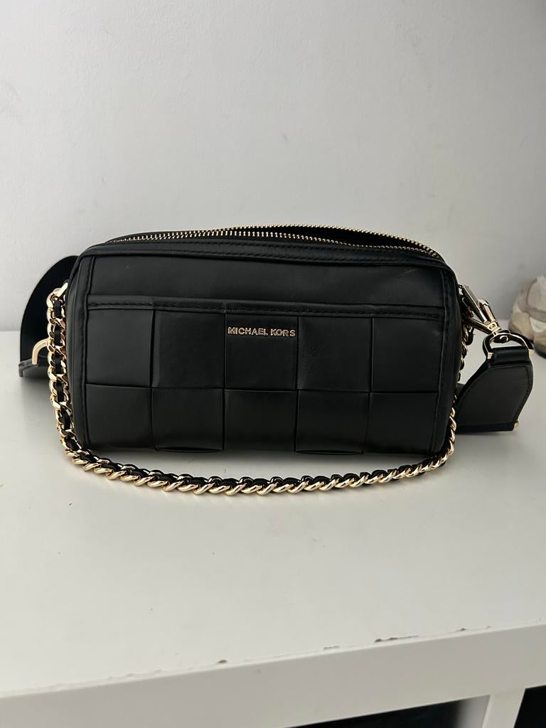 Michael Kors Zwarte Schoudertas met Goudkleurige Details, Ophalen of Verzenden, Zo goed als nieuw, Zwart, Schoudertasje