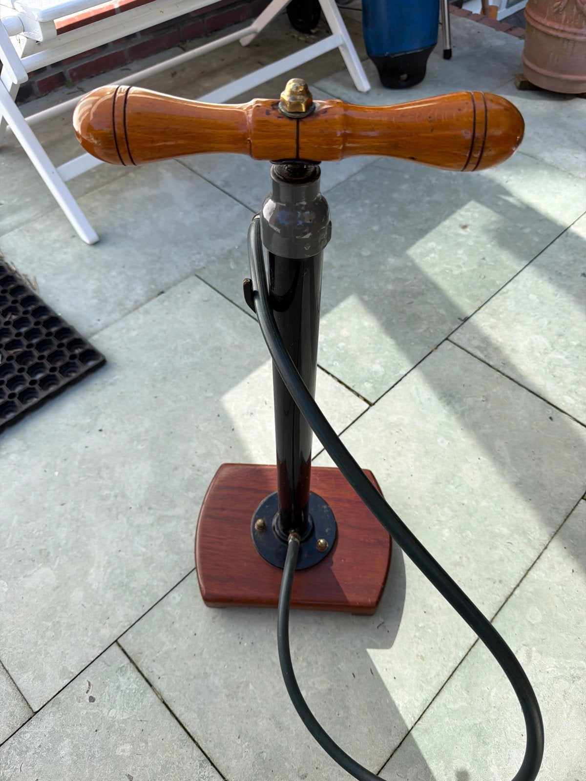 Vintage fietspomp met houten handvat en voet, Ophalen of Verzenden, Gebruikt