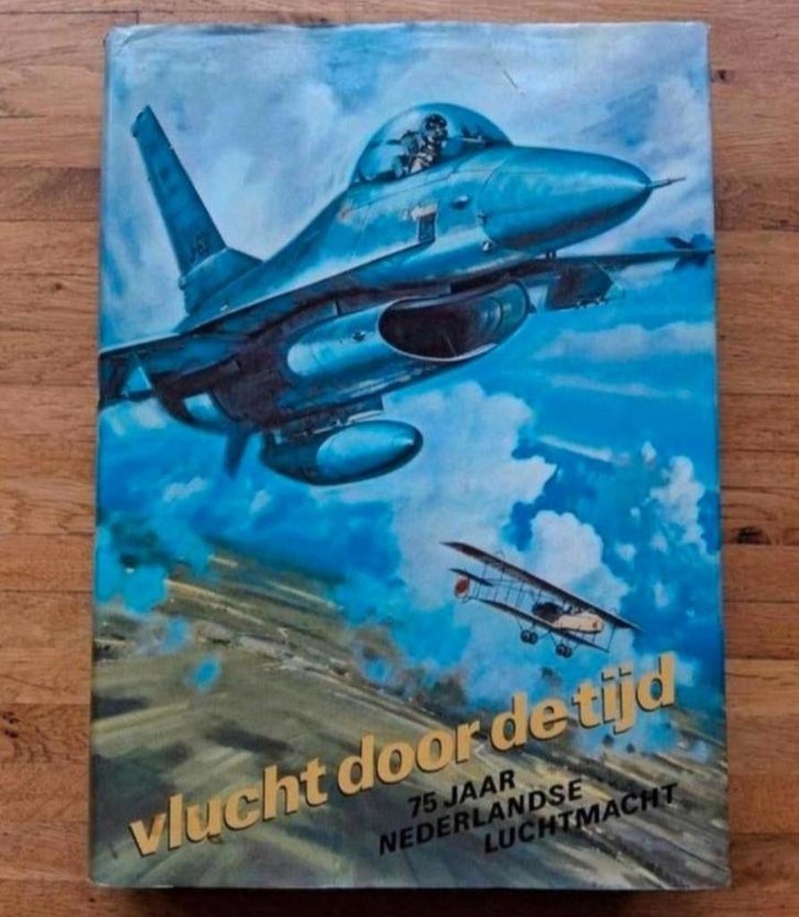 Vlucht door de tijd
75 jaar Nederlandse Luchtmacht fotoboek, Ophalen of Verzenden, Zo goed als nieuw