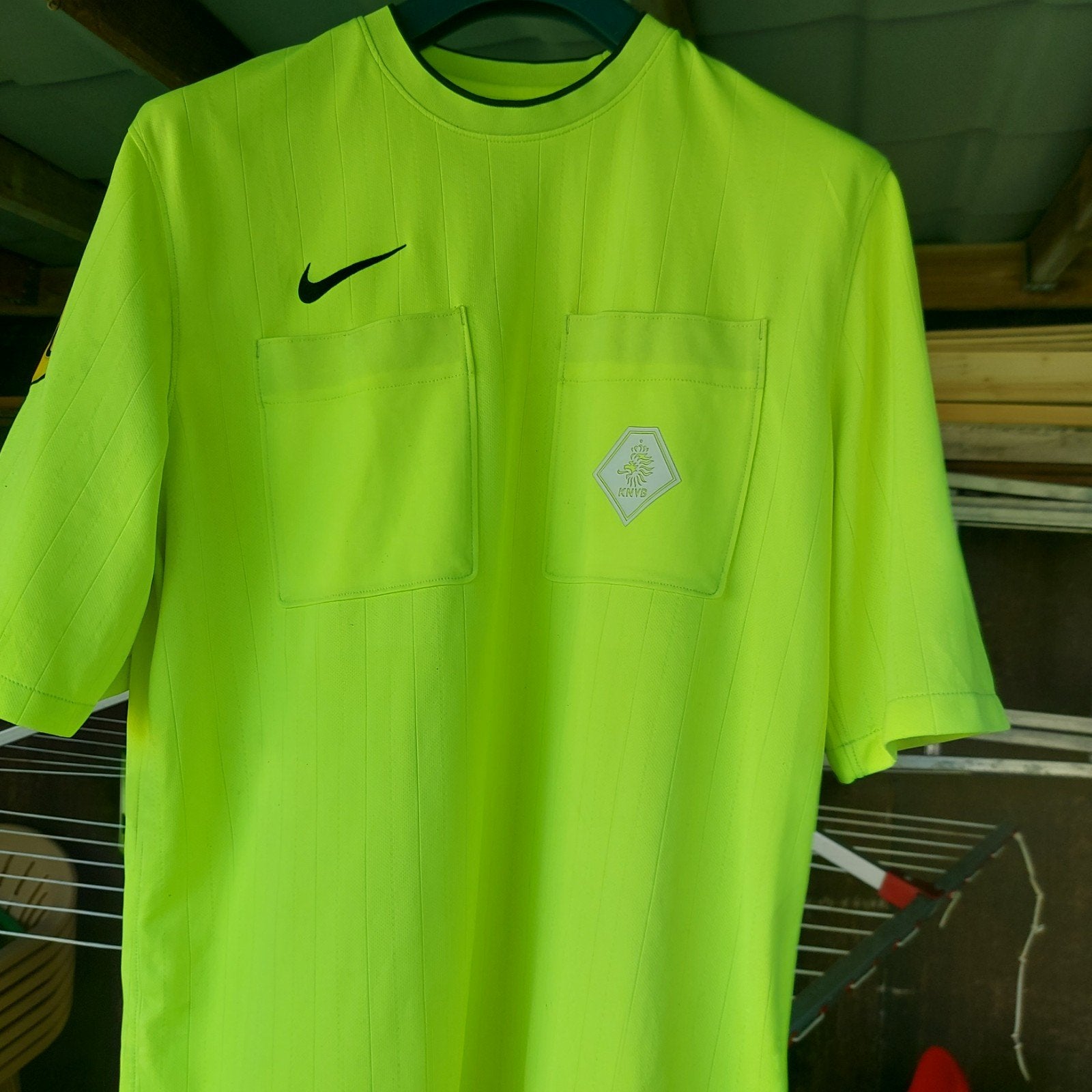 Geel nike knvb scheidsrechter shirt, Maat M, Ophalen of Verzenden, Zo goed als nieuw, Shirt