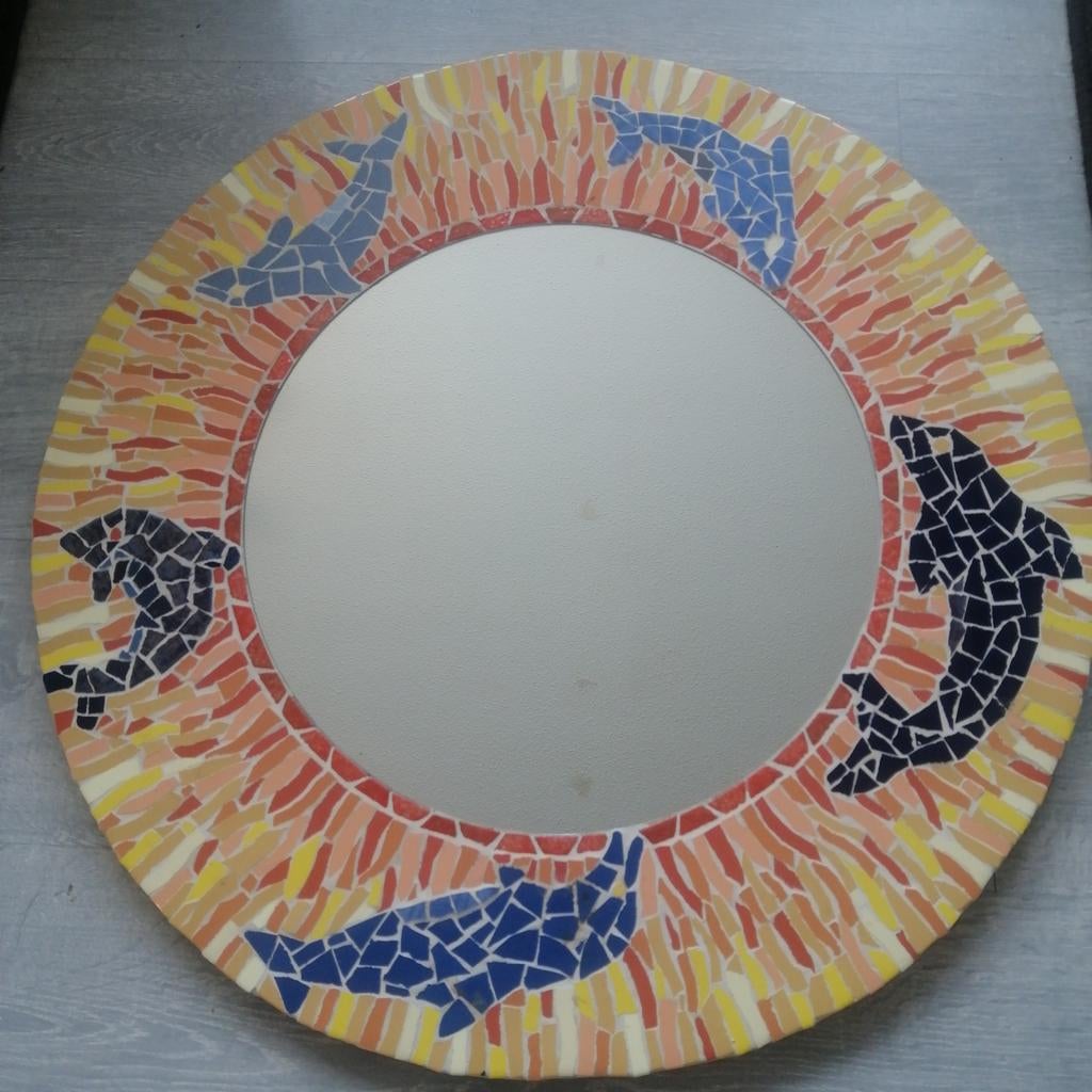 Ronde spiegel met mozaïek dolfijnenrand, Ophalen of Verzenden, Gebruikt, Rond, 50 tot 75 cm