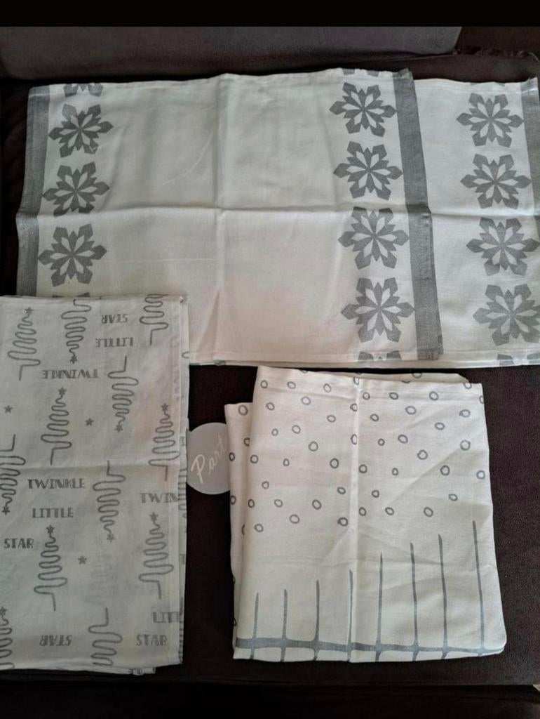 Zilver kleur textiel,4 placemats ,1 loper,1 theedoek, Ophalen of Verzenden, Grijs