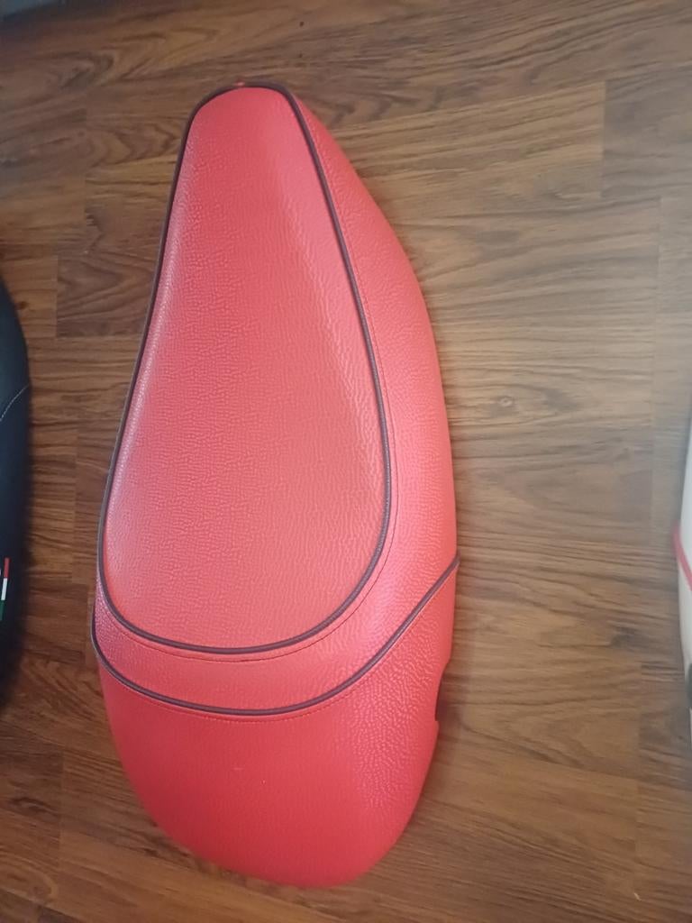 Custom buddyseat voor Vespa S - Rood, Ophalen, Zo goed als nieuw, Zadel, Vespa