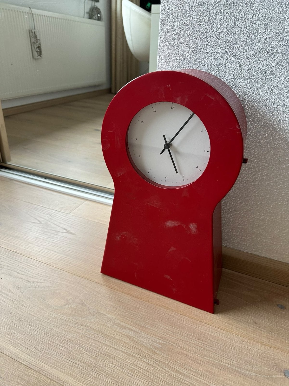 Ikea rode design klok - PS Serie - designer Thomas Eriksson, Ophalen, Gebruikt, Analoog, Werkt op batterijen