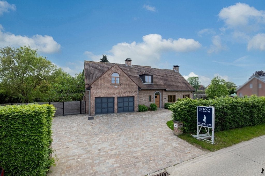 Uitstekend gerenoveerde Villa over de grens in Weelde België, Huizen en Kamers, Weelde, 5 kamers, Vrijstaande woning, 1500 m² of meer