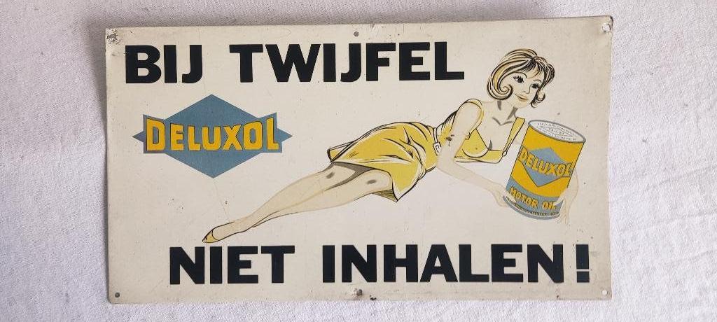 Reclame bord DELUXOL  Motor olie pin up girl, Ophalen of Verzenden, Reclamebord