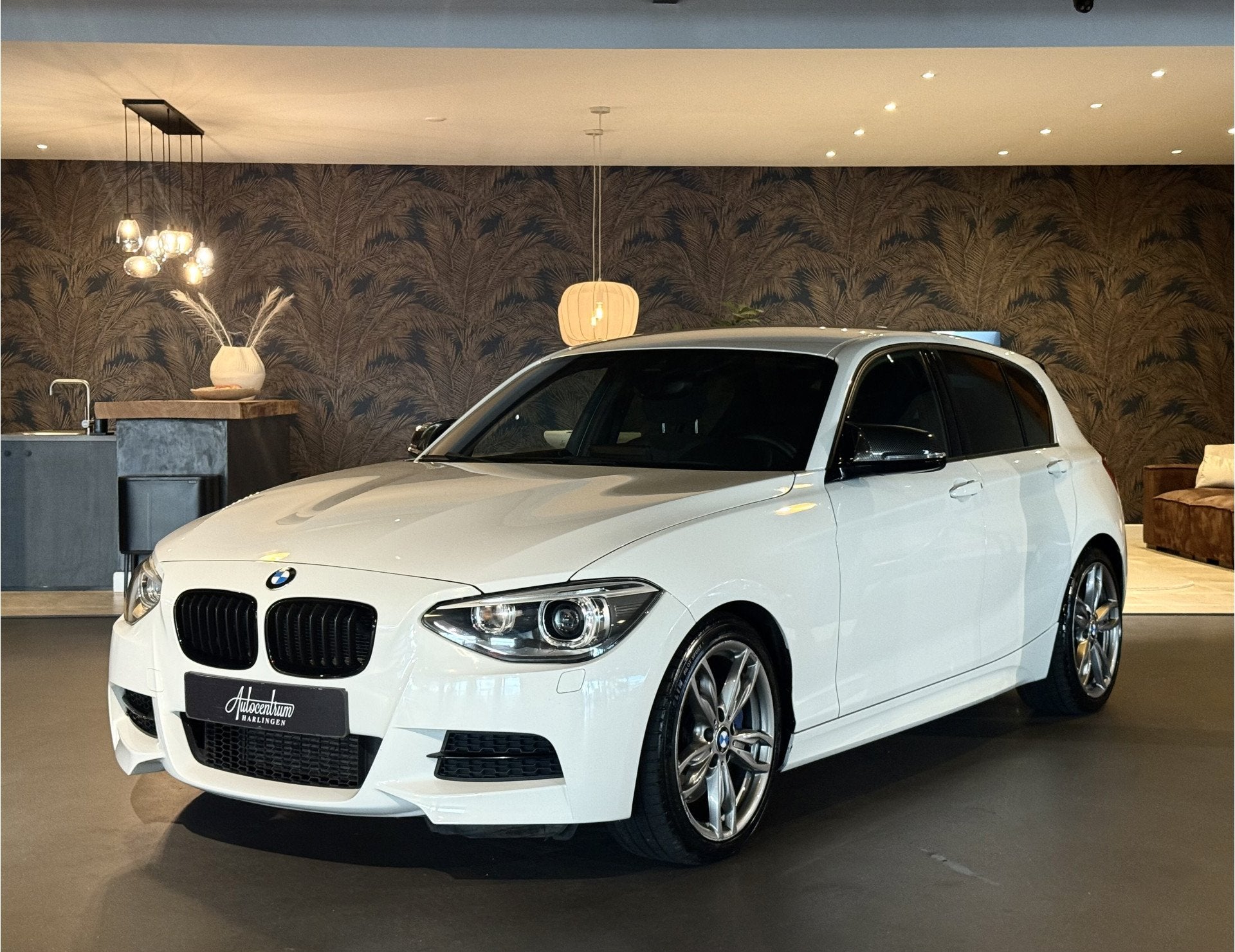 BMW 1-serie M135i xDrive I M-Pakket I Automaat I Groot Navi, Auto's, Gebruikt, 320 pk, Alcantara, Wit