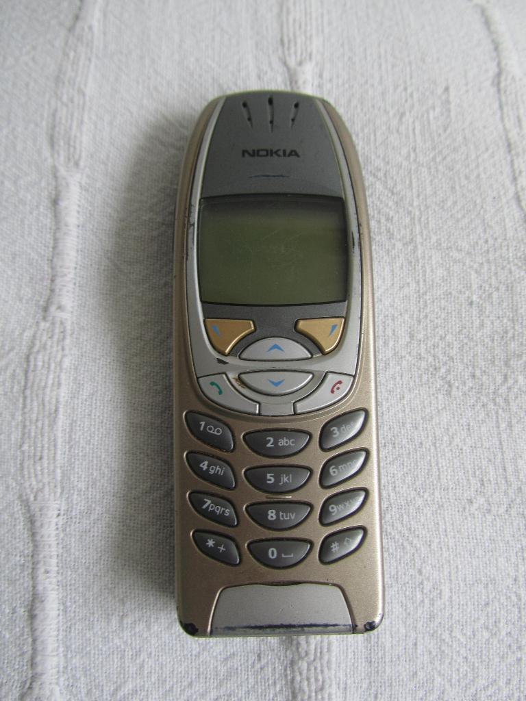 Oude Nokia, 13 cm, goud/zilverkleur, Telecommunicatie, Gebruikt, Overige kleuren, Geen camera, Fysiek toetsenbord