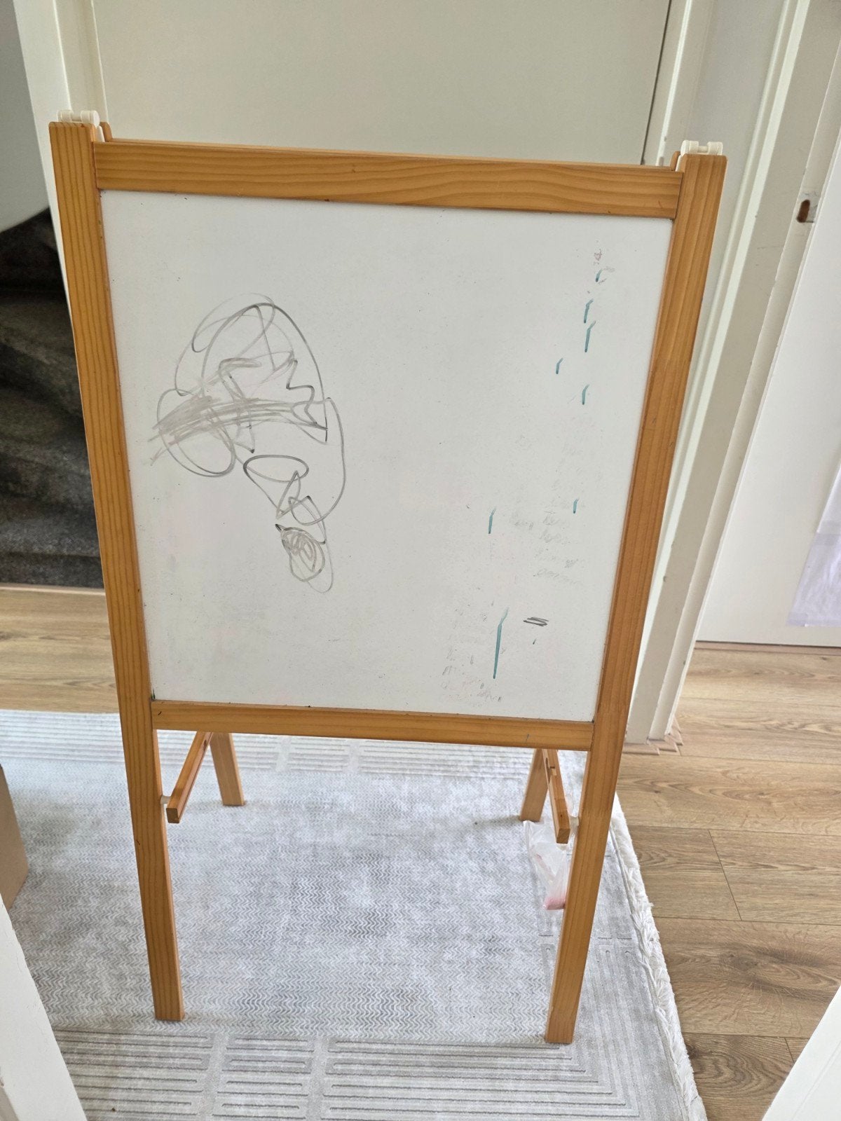 Dubbelzijdig kinderbord – krijtbord & whiteboard op standaar, Ophalen, Zo goed als nieuw, Jongen of Meisje