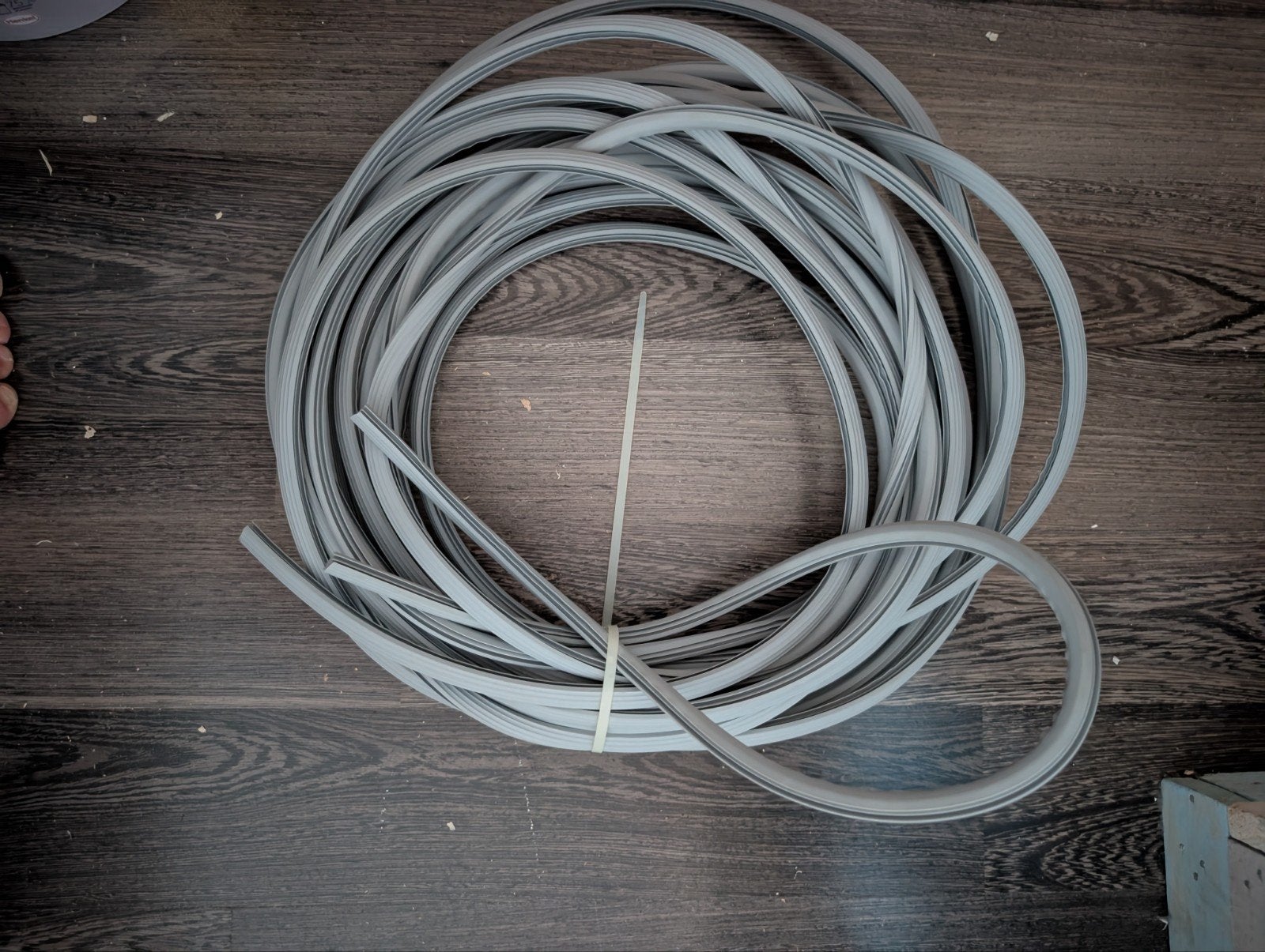 Nieuw grijs trapprofiel om in te frezen - 12 meter, Ophalen, Kunststof, Overige typen, Nieuw