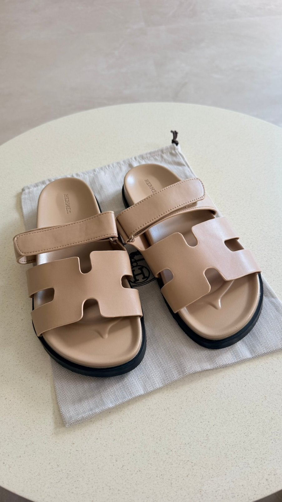 Hermes chypre slippers - NIEUW, Slippers, Beige, Ophalen of Verzenden, Zo goed als nieuw