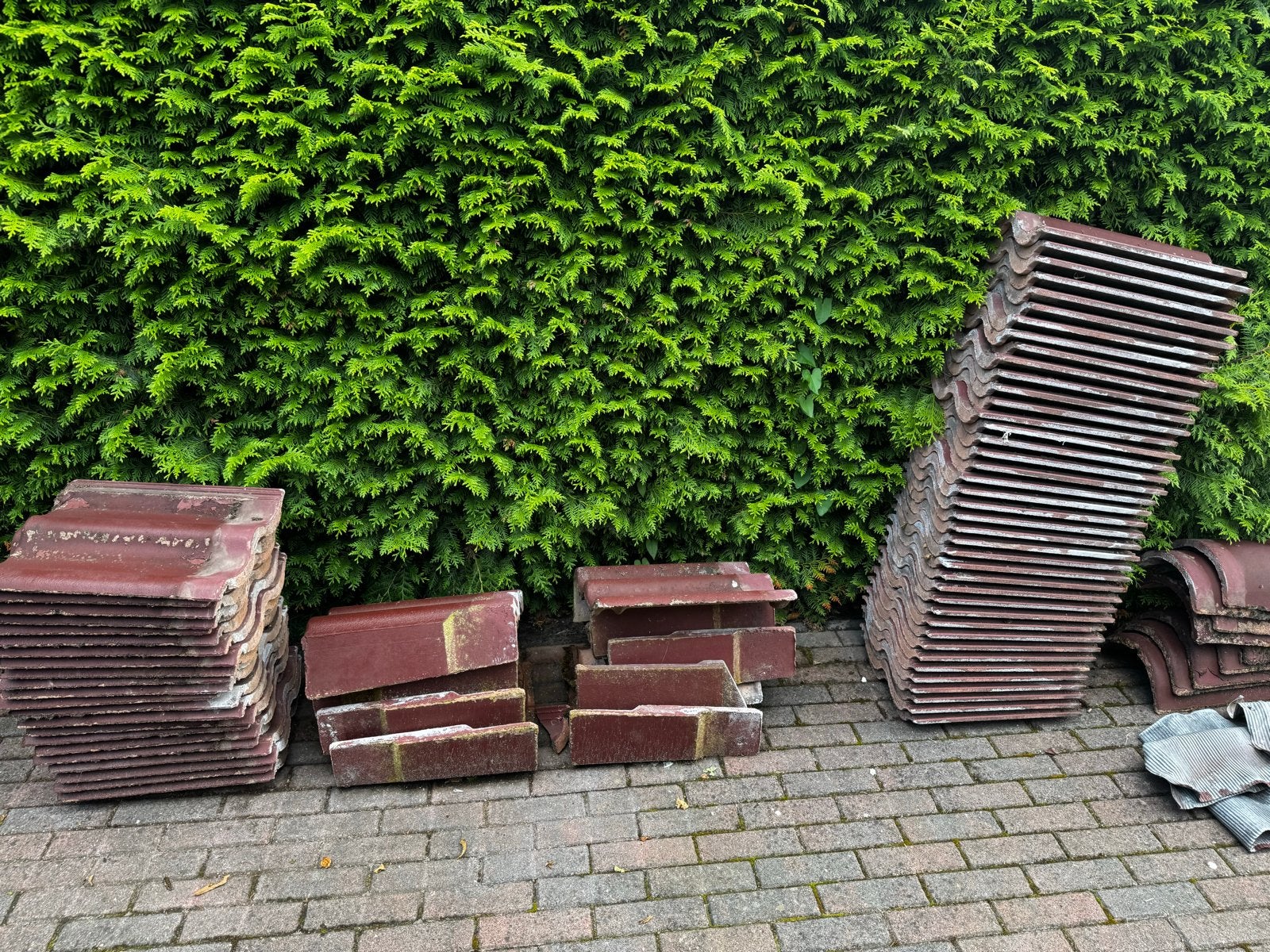 Teewen betonpannen: ruim 100 stuks met zij- en nokpannen, Doe-het-zelf en Verbouw, Ophalen, Gebruikt, Steen of Klei, 15 m² of meer