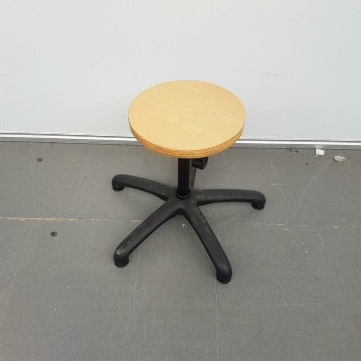 Partij 13 houten krukken in hoogte verstelbaar 43-61 cm, Ophalen, Kunststof, In hoogte verstelbaar, 60 tot 90 cm