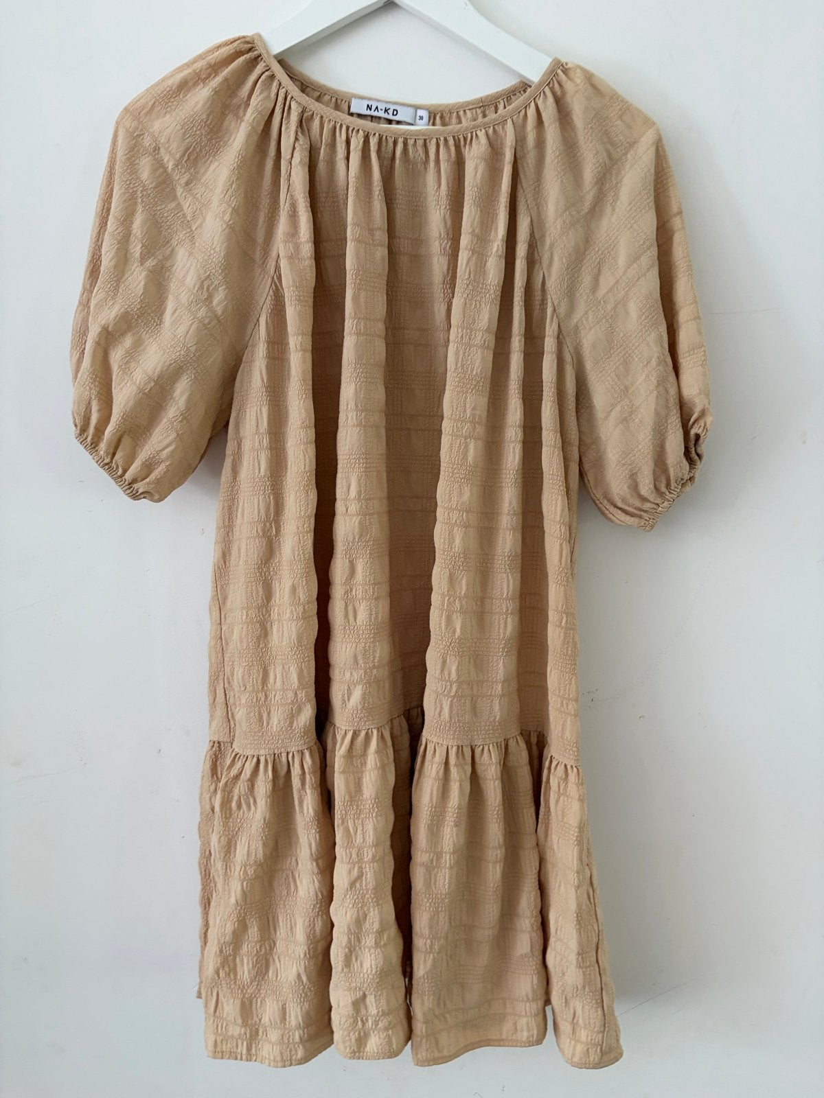 NA-KD Beige Structured Tiered Mini Jurk Maat 38, Maat 38/40 (M), Beige, Ophalen of Verzenden, Zo goed als nieuw