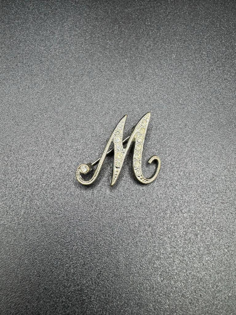 Vintage Monogram Broche M met Strass, Sieraden, Tassen en Uiterlijk, Broches, Overige materialen, Gebruikt, Minder dan 4 cm, Ophalen of Verzenden