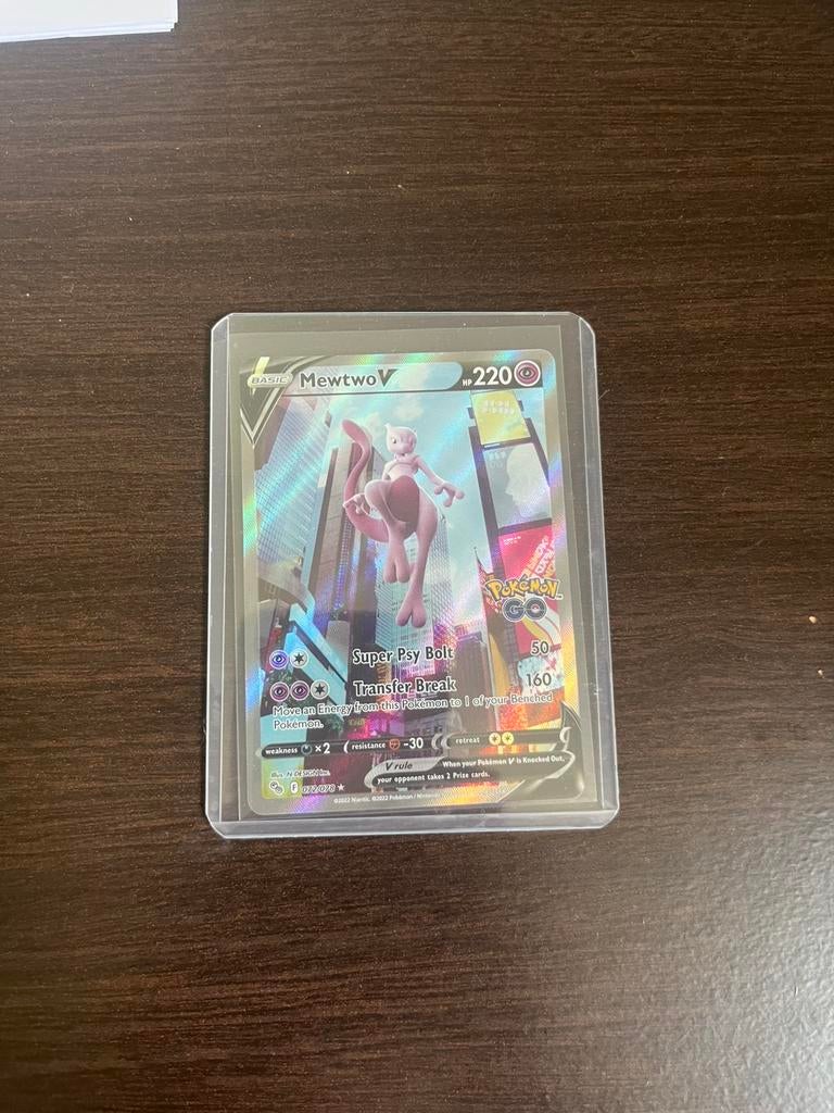 Mewtwo V Pokémon Go Stamp - Licht whitening bovenaan, Ophalen of Verzenden, Zo goed als nieuw, Losse kaart, Foil
