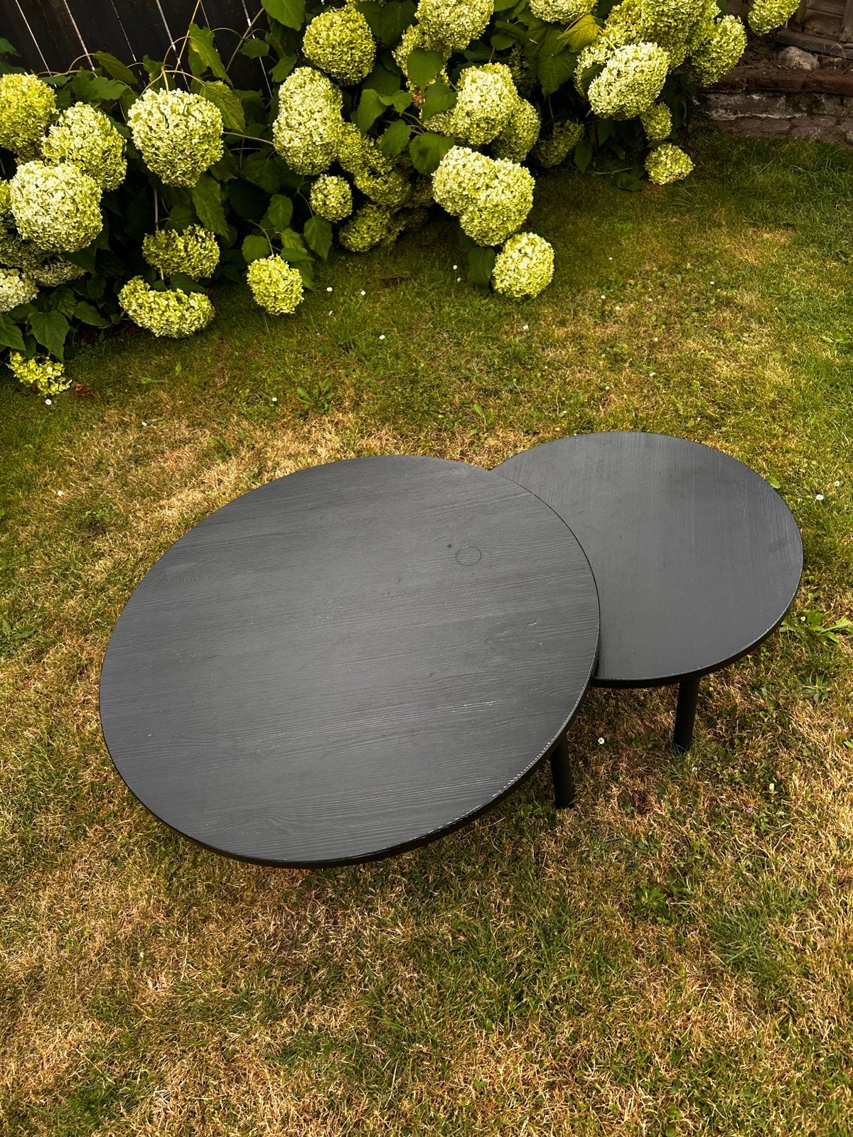 Set van 2 zwarte houten salontafeltjes, Huis en Inrichting, Tafels | Salontafels, Ophalen, Gebruikt, Rond, 50 tot 100 cm