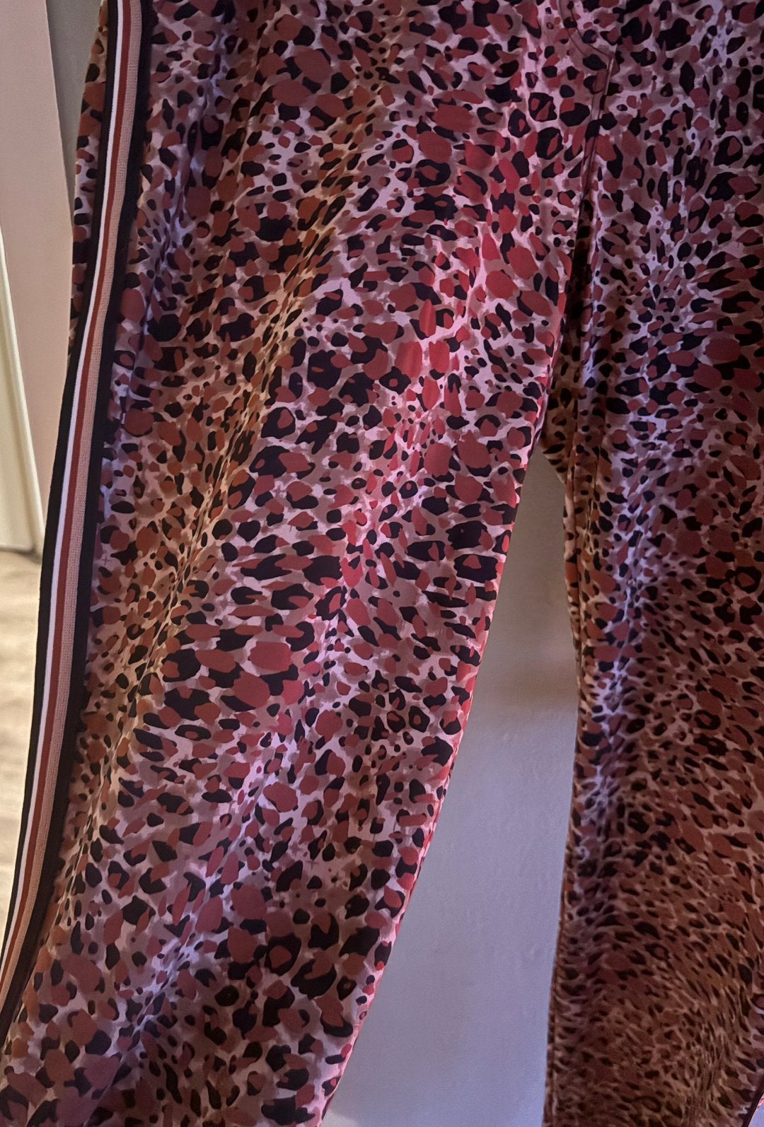 Studio Anneloes Luipaardprint Broek met Zijstreep maat XL, Meerkleurig, Maat 42/44 (L), Ophalen of Verzenden, Zo goed als nieuw