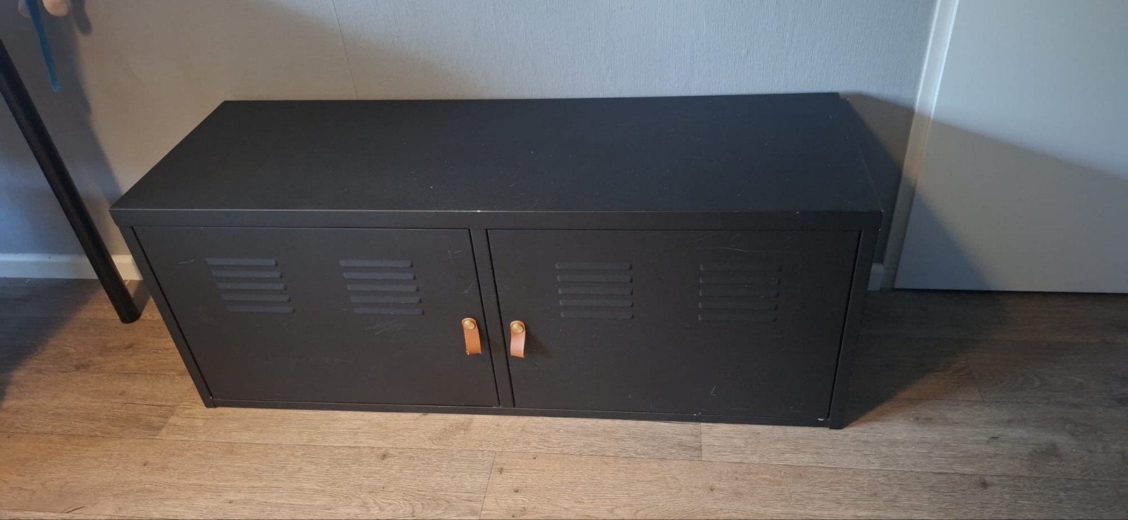 Zwart metalen kastje met leren handgrepen, Ophalen, Gebruikt