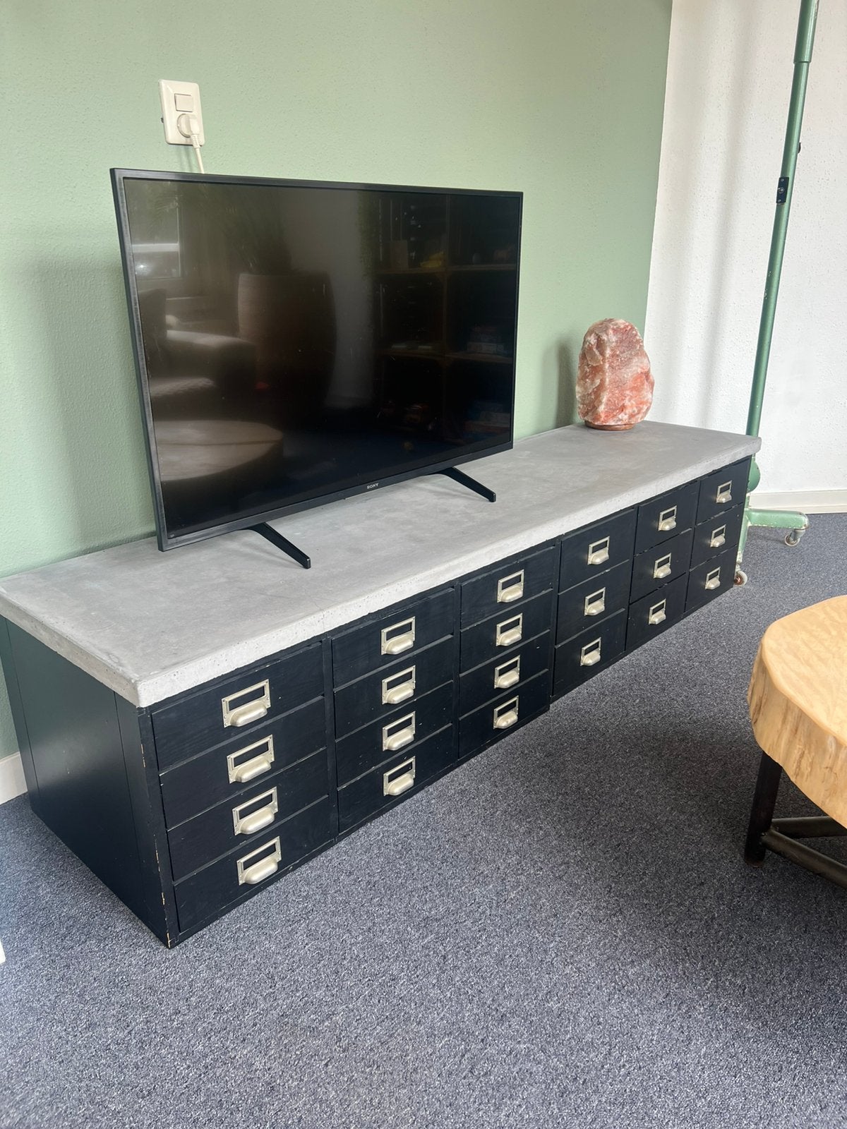 Ouderwetse apothekerskast met handgemaakte betonnen blad, Ophalen, Gebruikt, 150 tot 200 cm, Met lade(s)