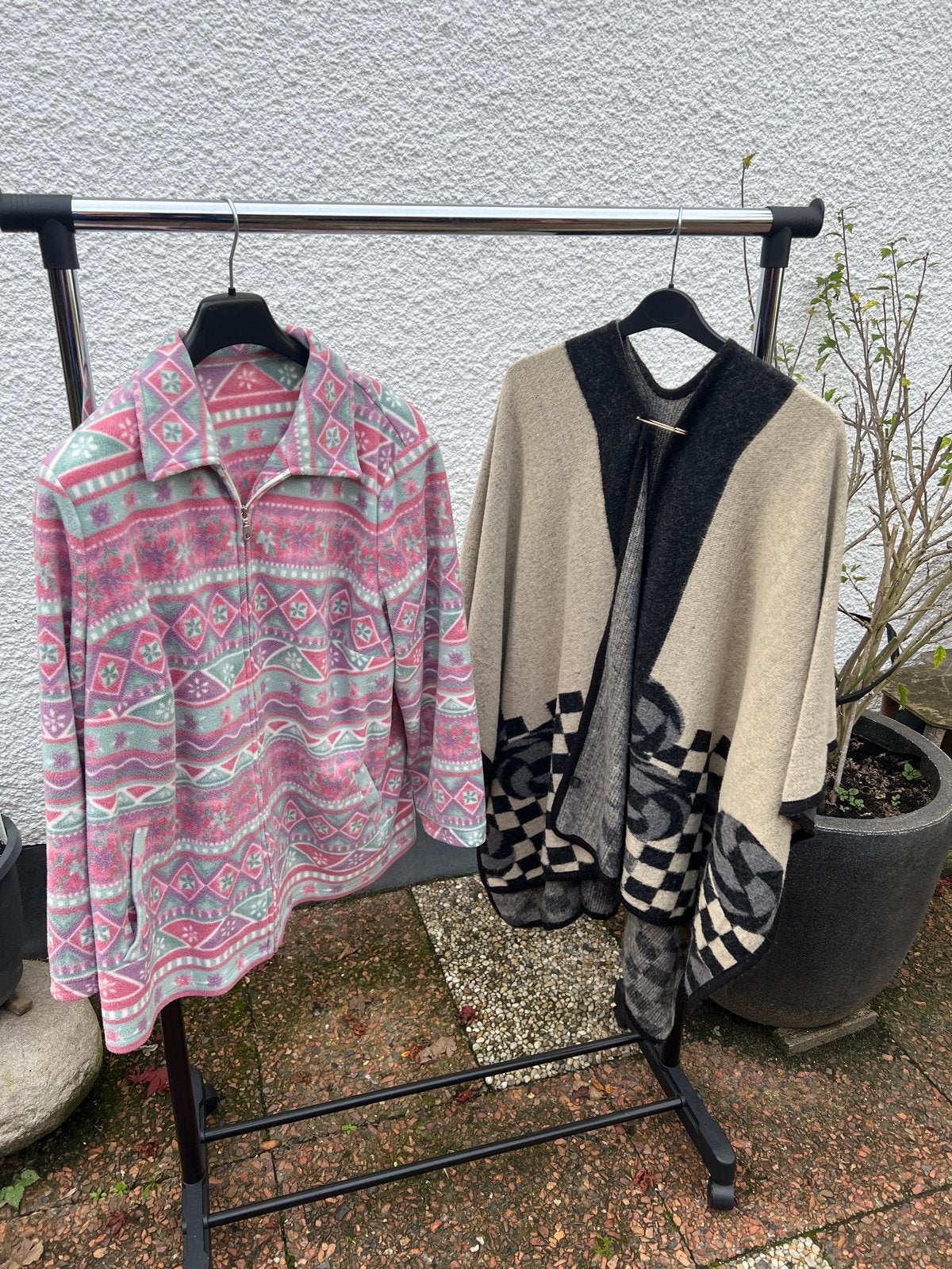 Fleece jas en poncho met patroon samen 1 prijs, Ophalen of Verzenden, Gedragen, Maat 38/40 (M), Meerkleurig