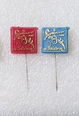 2 leuke speldjes Grammofoonplatenhuis de Poelebrug, Ophalen of Verzenden, Gebruikt, Overige onderwerpen, Speldje of Pin