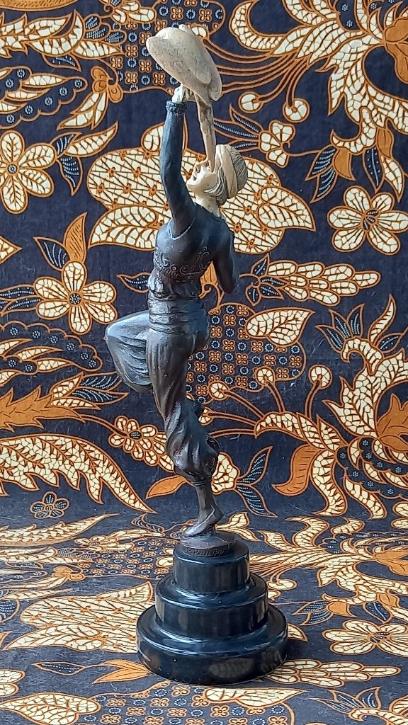 Vrouw met papegaai mooi Art Deco beeld uit Frankrijk 40 cm., Ophalen of Verzenden, Brons