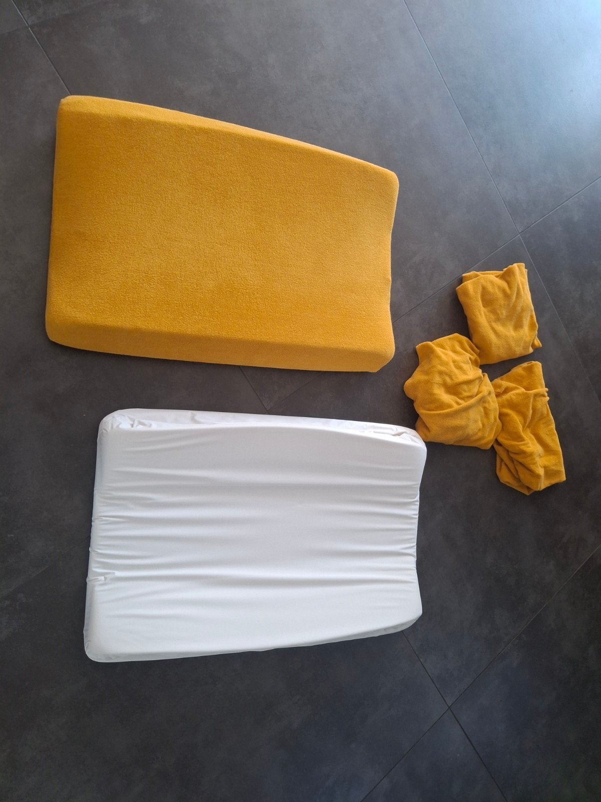 Aankleedkussens met 4 gele hoezen, Ophalen, Zo goed als nieuw, Aankleedkussen, Overige merken